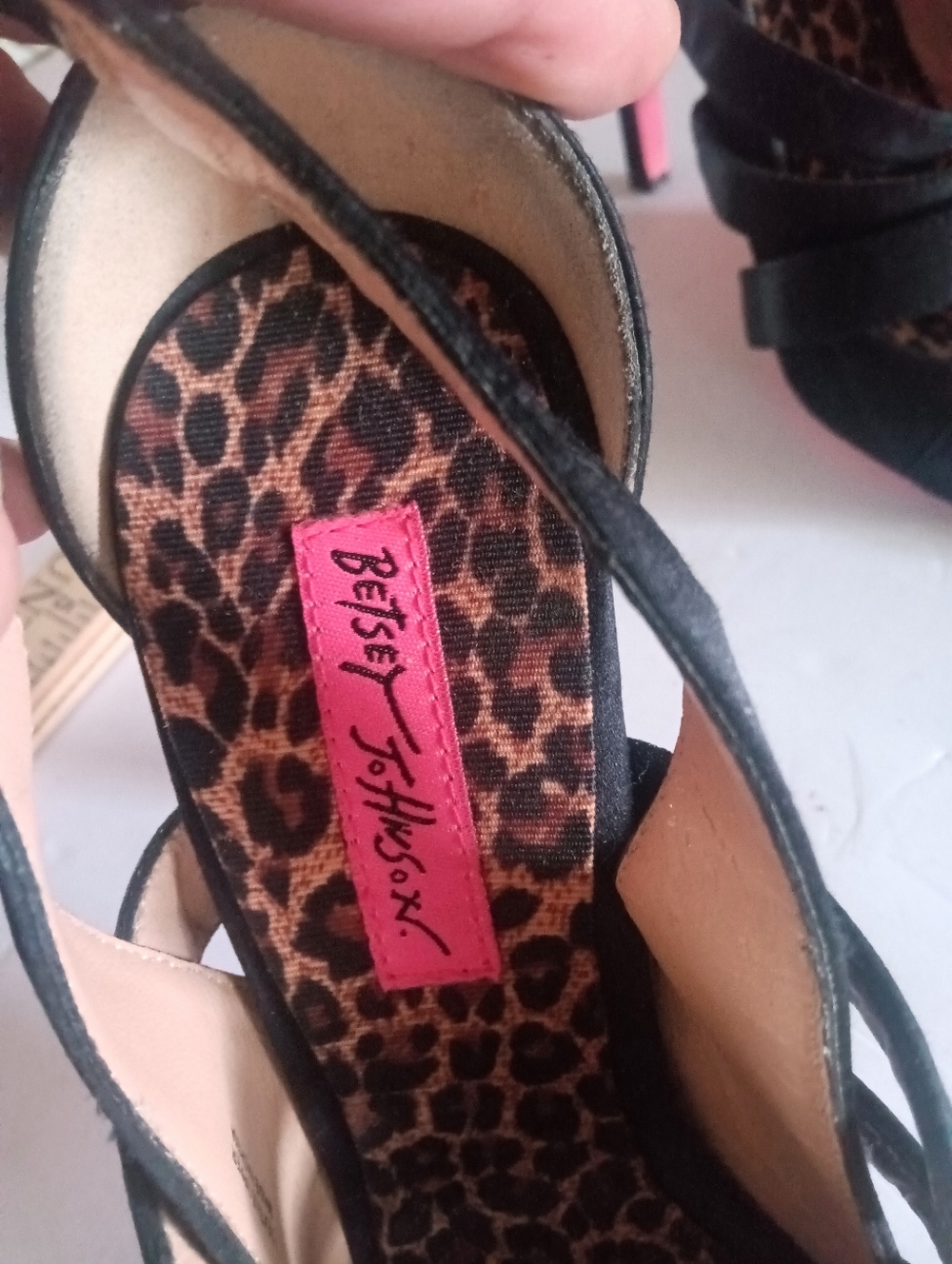 Betsey Johnson  Black Satin Strappy Heels Signature Pink Insoles Side Bow Size 8 - Picture 6 of 9